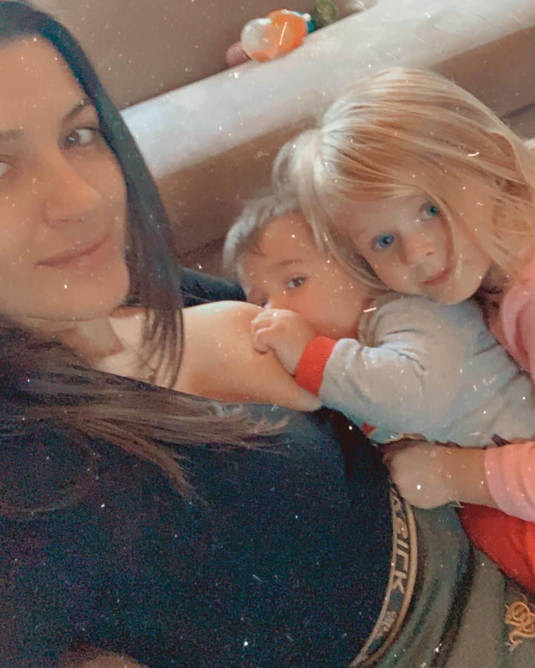 のインスタグラム：「Há 40 meses eu me tornei mãe. Desses, passei 22 amamentando. 11 meses cada filho. 👩‍👧‍👦 Já pensaram no quão perfeito é você poder gerar uma vida no seu útero? Agora pensem que esse bebê nasce e que por 6 meses ele não precisa de mais nada além do leite que você mesma produz para crescer e se desenvolver. Não importa sua classe social, se você escolher amamentar, seu filho terá O MELHOR disponível. Não é incrível? ✨ A todas que já amamentaram ou amamentam, independente do tempo que conseguiram fazer isso, vocês vão concordar comigo que vale a pena amamentar... a curto e a longo prazo, com reconhecimento ou sem, com dor ou sem, dormindo ou não, VALE A PENA! É pelos seus filhos, por vocês, pela sociedade. Então que bom que você escolheu amamentar!  🧡 Nada que tem muito valor acontece sem muito esforço. Por isso para as mães que irão amamentar: vai dar trabalho, vai cansar, talvez até doa, mas, repito: vai valer a pena. Então se preparem, se informem, façam suas escolhas, tenham motivações, tenham motivadores, uma rede de apoio. Pensem na amamentação como pensam no parto, no enxoval ou no quartinho do bebê.  🤱🏻 Minha experiência com ambos os filhos foi linda, indolor e muito natural, do início ao fim... mas também foi exaustivo, me privei não só de sono como de tantas outras coisas e momentos, pensei em parar, achei que dormiriam melhor, quis ter mais tempo pra mim, enfim... mas os motivos pelos quais eu escolhi amamentar falaram mais alto nesses momentos e eu continuei até o dia que eles resolveram que já não precisavam mais. ❤️ Eu hoje celebro e incentivo a amamentação porque eu sei, por experiência própria, que vale a pena! ❤️✨ #agostodourado #amamentação #amamentar #breastfeeding #goldenhour #maternidade #worldhealthorganization @who @unicef」
