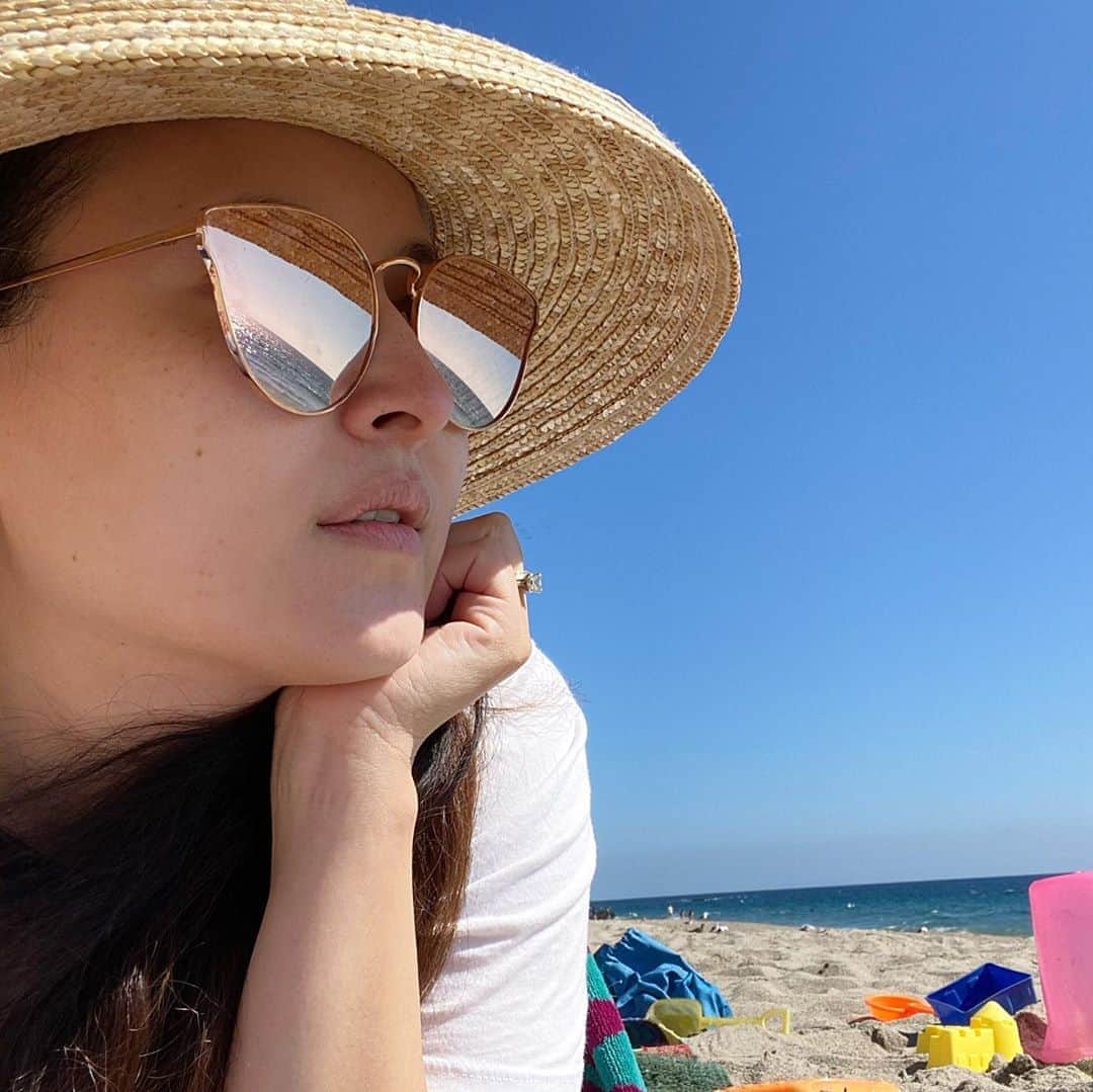 フリーディアのインスタグラム：「I had a million things to do and a gazzilion things going through my head being stressed with life but decided to go to the ocean anyways. It was totally what I needed.  Listening to the waves while watching E play. Dipping my toes in the warm sand while I draw. First summer beach day was a success! Can’t wait to go again.  * *  私は何百万ものことをしなくちゃいけないものがあって、頭の中では色んな考え事をしてて(人生でストレスの事をね)それでも海に行くことにしました。 それは完全に私が必要としたものだった。  Eが遊んでいるとこを見ながら波を聞いたり。絵を描きながら足のつま先を暖かい砂に。 最初の夏のビーチデーはとっても良かったよ〜！また行かなくちゃ。 #summer #beaches #beach #summerbeach #pointdume #beachday #muchneeded #summervacation #pandemic #ocean #oceanwaves」