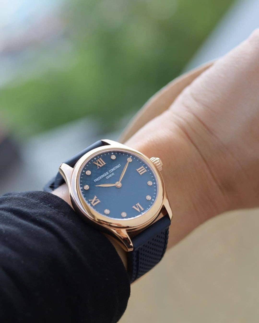 のインスタグラム：「Steps, heartbeat, sleep, calories, and if you set up the workout it counts the time. It also has more features like chronograph, weather, and messages (and more @livingeneva did not had the time to try them all !) #FrederiqueConstant #VitalitySmartwatch #AccessibleLuxury Check our bio to find out more about this watch. ⌚ Smartwatch Ladies Vitality FC-286N3B6B . . . . #ladiestimepiece #jewellery #jewelry #jewels #silver #diamonds #bracelet #jewelrygram #diamond #gold #handmadejewelry #instajewelry #accessories #jewelrydesign #jewellerydesign #gems #gemstone #pendant #jewel #bracelets #finejewelry #gemstones #jeweller #bijoux #ManufactureWatch #SavoirFaire #Fashion」