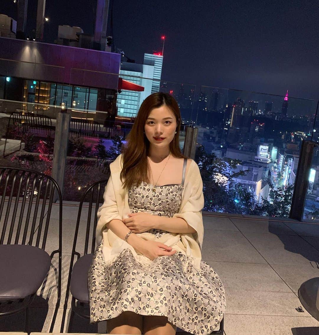 Laraのインスタグラム：「👗 . めっちゃ可愛いdress 🤍🎀🖤 顔変なのばかりだけど😂  かみのけは暑くてすぐ巻きがとれた😛☀️  ご飯のあと初めてここでお茶した🍹🌉 人いないしテラスで気持ちよすぎた〜☆°｡⋆⸜(* ॑꒳ ॑* )⸝」