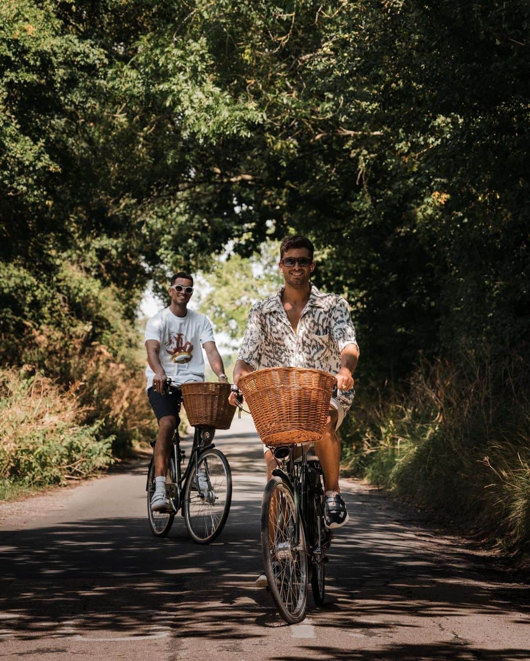 MR PORTERのインスタグラム：「We're joining our #FriendsofMRPORTER, Messrs @ashton_gohil and @andrewgeorgiades for a country bike ride. Remember to plan your route wisely—we suggest ending any long bike ride at a country pub. Cheers to the #MRPORTERLongWeekend 🍻」