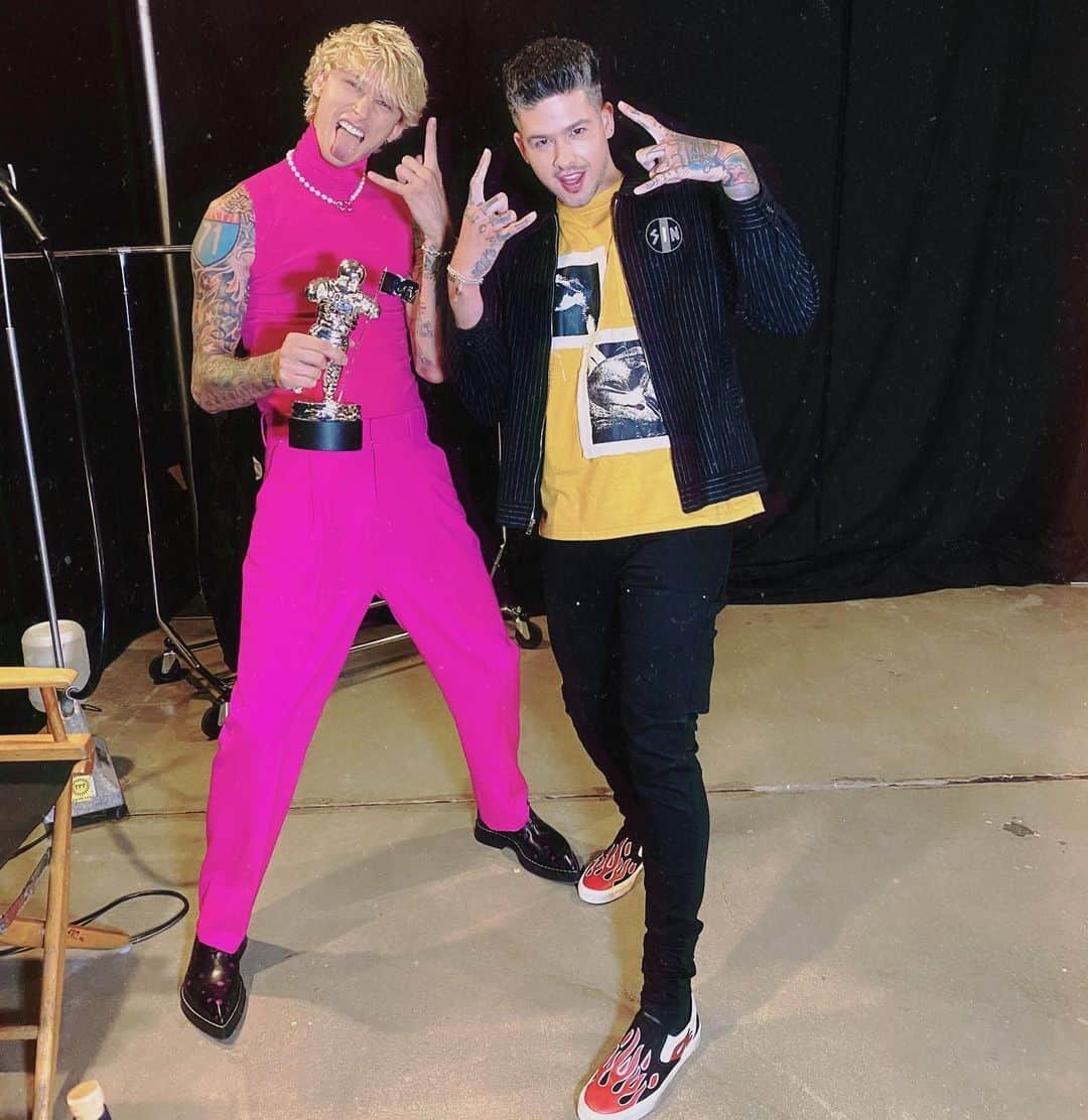 T・ミルズのインスタグラム：「got to give my brother @machinegunkelly his first vma last night... we’ve known each other for almost a decade and to say I’m happy for him would be an understatement」