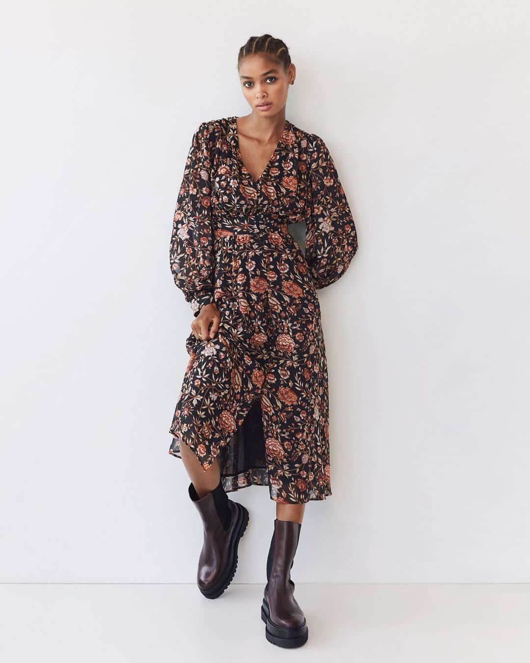 のインスタグラム：「AUTUMNAL ACCENTS • Falling in love with the brown colours, the warm textures and the 70s silhouettes of the first autumnal pieces of our collection is so easy, even if you are a summer lover. Check it out for yourself at mango.com #MangoCollection」