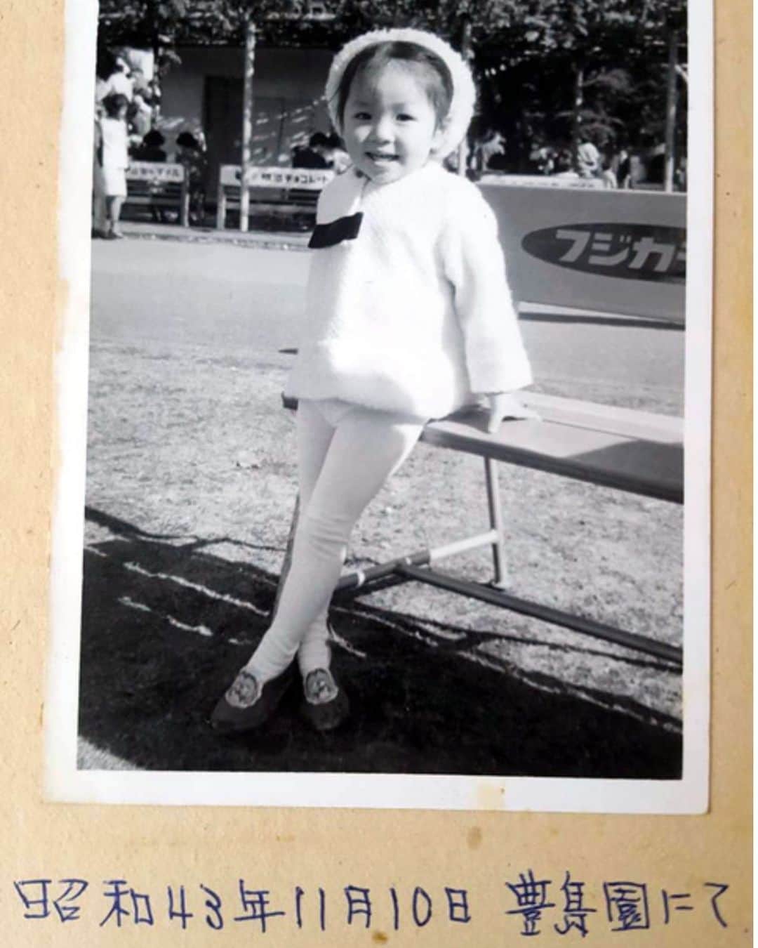 カータンのインスタグラム：「さよなら、豊島園😭 ありがとう、豊島園😭 #としまえん #あね　私じゃないけど #白黒写真  好きな写真 #おしゃれして遊園地 #昭和のおもいで」