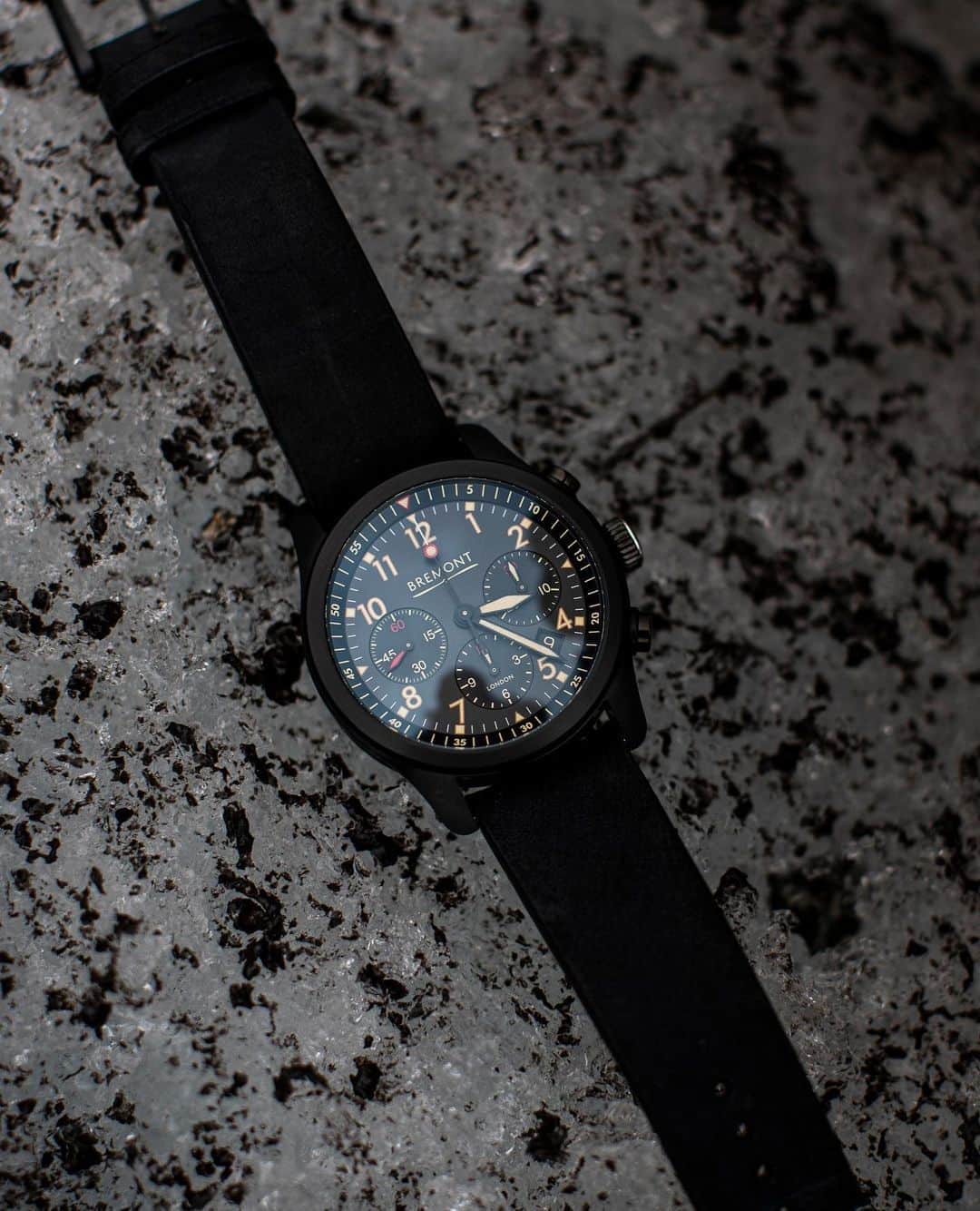 のインスタグラム：「Is a DLC chronometer part of your outdoors equipment?⁠⠀ ⁠⠀ The hardened DLC case and black dial of the new ALT1-P2 JET combined with Bremont’s iconic ’51 lume’ offers total clarity and legibility to the wearer in any environment. @jay__morton  and @thrudark put the watch through the watch through the harsh conditions of climbing in the harsh French Alps.⁠⠀ ⁠⠀ Tap to arrange to see the ALT1-P2 JET in person.⁠⠀ ⁠⠀ 📷@mhardy_photo⁠⠀⁠⠀ ⁠⠀⁠⠀ #bremont #bremontwatches #testedbeyondendurance #pilot #pilotwatch #jet #military #militarywatch #aviation #aviationfan #britishengineering #britishwatch #thrudark」