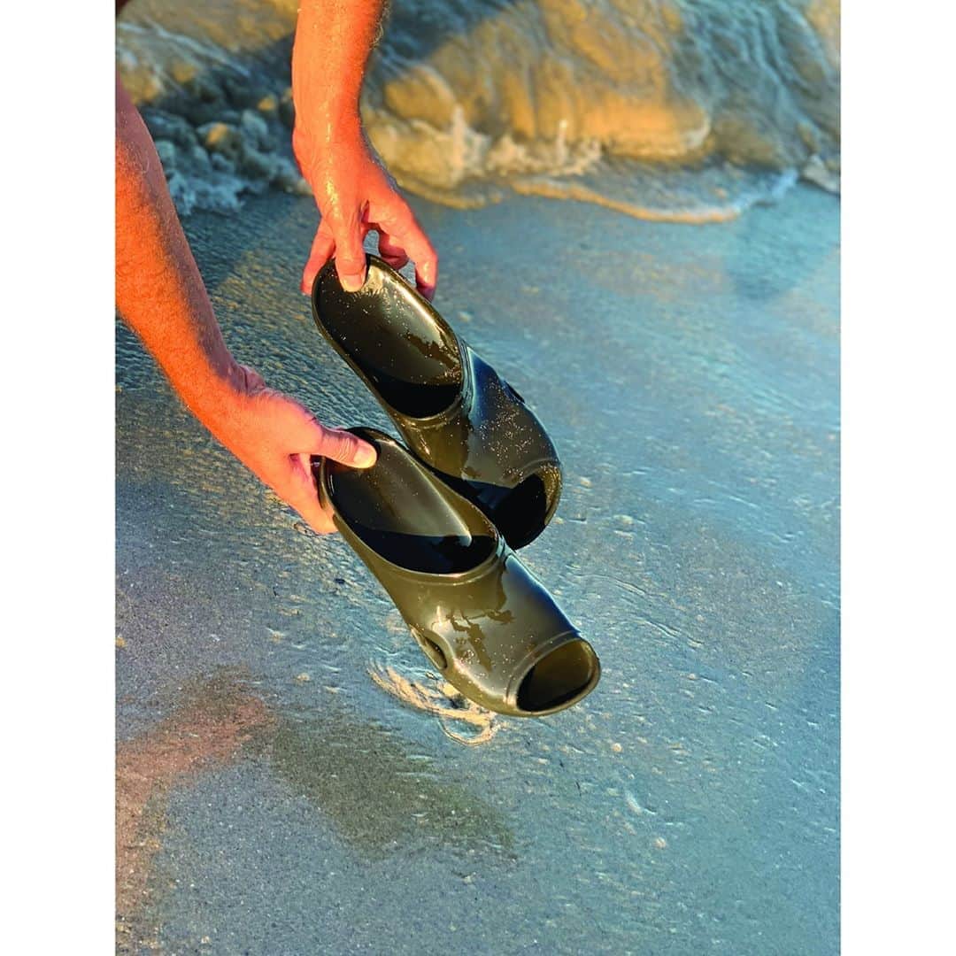 ブルーノボルデーゼさんのインスタグラム写真 - (ブルーノボルデーゼInstagram)「INTO THE WILD Black POOL    #brunobordese #summer #pool #beach #puglia #realpuglia #pugliagram #loveshoes #shoesoftheday」9月1日 2時05分 - brunobordese_official