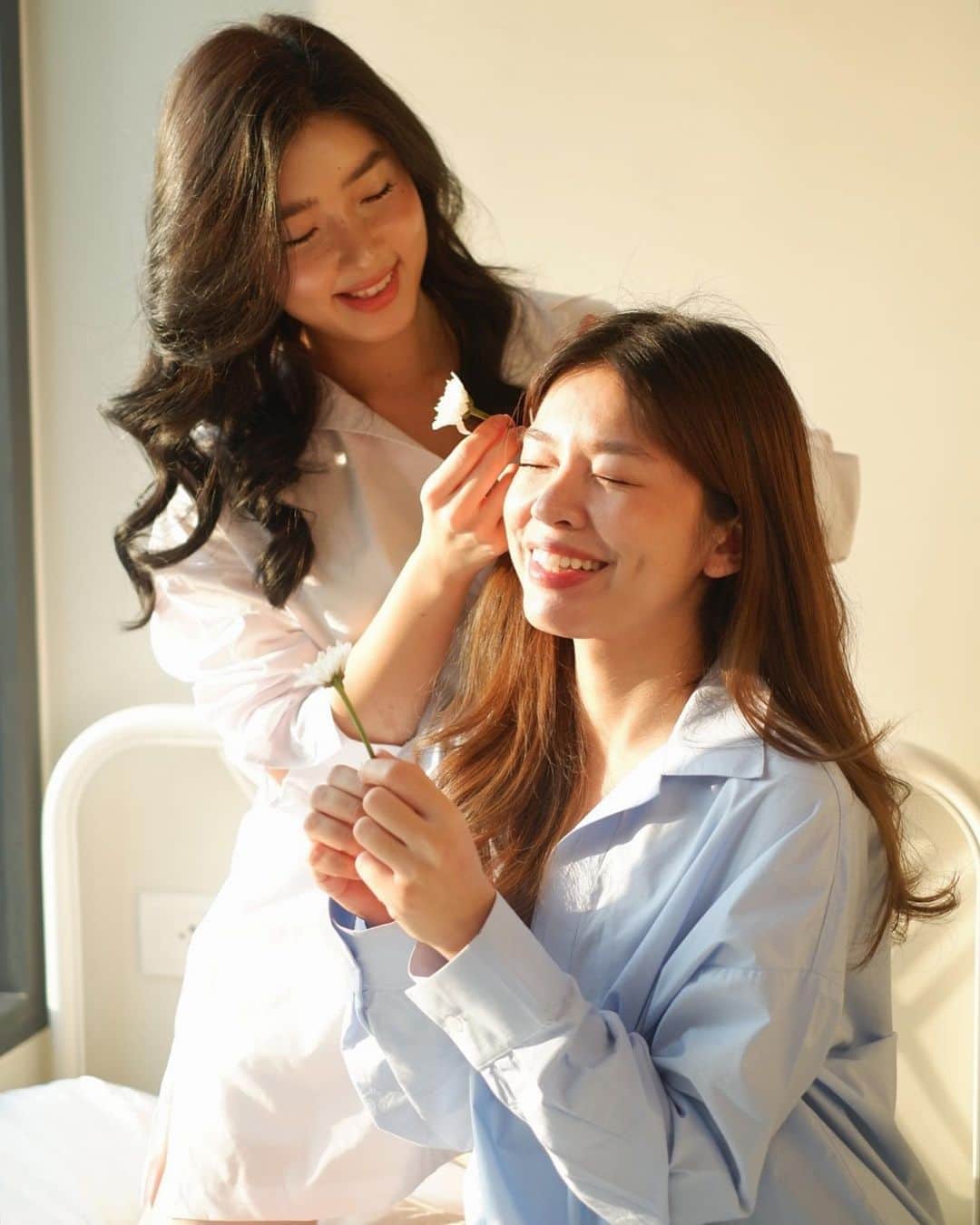 GYEON SEOのインスタグラム：「_* Happy Birthday My Lil Sis✨ . . ขอให้มีความสุขมากๆนะน้องสาวของพี่ เก่งอยู่แล้วขอให้เก่งขึ้น สุขภาพดี ความรักดี และ ขอให้งานปังๆขึ้นไปอีก ไว้นัดตี้กัน รักๆ จุ๊บๆ 😘 @minddmakeup」