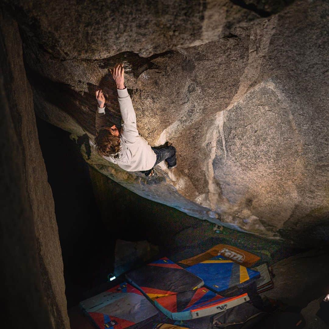 ダニエル・ウッズのインスタグラム：「A @mellowclimbing Ticino: “I Mostri” is LIVE on the @mellowclimbing YouTube channel (link 🔝in my profile). Climbs featured include “4-Low” (8C/v15), “Primitivo” (8C/v15), “Roadkill” (8C/v15), “Off the wagon low” (8C+/v16), and “Poison the Well” (8C+/v16). Film is jam packed with gnarly ascents. My favorite bouldering film to date. Props to @kevintakashismith for creating this masterpiece. now go watch that shit!」