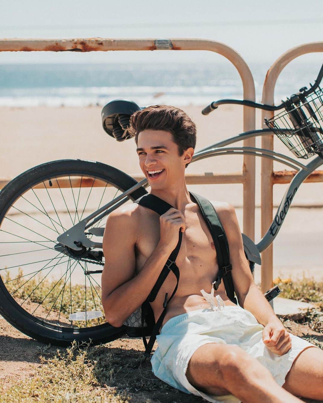 Brent Riveraさんのインスタグラム写真 - (Brent RiveraInstagram)「Bike ride on the beach kinda day🚲😊 who wants to join?❤️」9月1日 2時25分 - brentrivera
