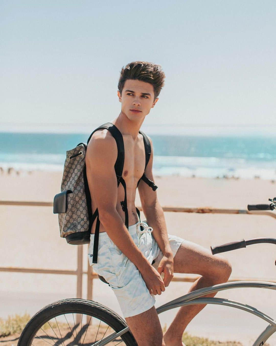 Brent Riveraさんのインスタグラム写真 - (Brent RiveraInstagram)「Bike ride on the beach kinda day🚲😊 who wants to join?❤️」9月1日 2時25分 - brentrivera