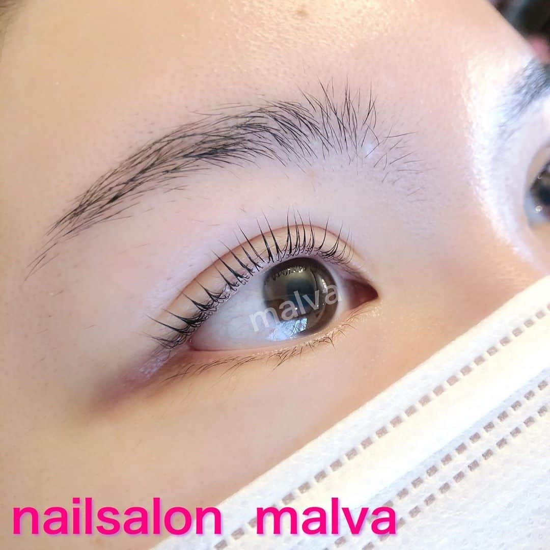 nailsalon malva（ネイルサロンマルヴァ）さんのインスタグラム写真 - (nailsalon malva（ネイルサロンマルヴァ）Instagram)「※malvaではお客様1人﻿1人ご来店ごとにシーツを毎回変えさせていただいております☺️⠀ ﻿何時にご来店いただいてもオープン1番目のお客様と同じ環境です💡⠀ ⠀ ⠀ まつげカール上のみ💓 ⠀ 短めの方も長めの方も、 毛質に合わせてしっかり立ち上げていきます✨ ⠀ 汗をかいてもよれない24hパッチリカールです⤴️⠀  〜𝐬𝐰𝐢𝐩𝐞で動画もご覧ください〜⠀ ⠀ ♥ ♥ ♥ ♥ ♥ ♥ ♥ ♥ ♥ ♥ ♥ ♥ ♥⠀ ⠀ 𝐧𝐚𝐢𝐥𝐬𝐚𝐥𝐨𝐧 𝐦𝐚𝐥𝐯𝐚⠀ ⠀ ⠀ ご予約・お問い合わせ⠀ LINEからお願いします⠀ LINE ID→《@malvaで検索🔍》⠀ ⠀ まつげメニュー・料金表は⠀ プロフィールにある⠀ HPからご覧ください✯*･ :.｡⠀ ⠀ ⠀ #malvaアイラッシュ#アイラッシュ#malva#マツエク#まつえく#メイク#美容#eyelashes#eye#まつげエクステ#まつエク#nail#eyelash#アイリスト#アイメイク#ネイル#beautysalonmalva#アイリスト募集#makeup#まつ毛カール#まつげカール#beauty#fashion#cosmetics#まつげ美容液#春メイク#エニシーグローパック正規取扱店#エニシーグローパック #リアムール正規取扱店#エキスパートローション」9月1日 2時18分 - malva_nail