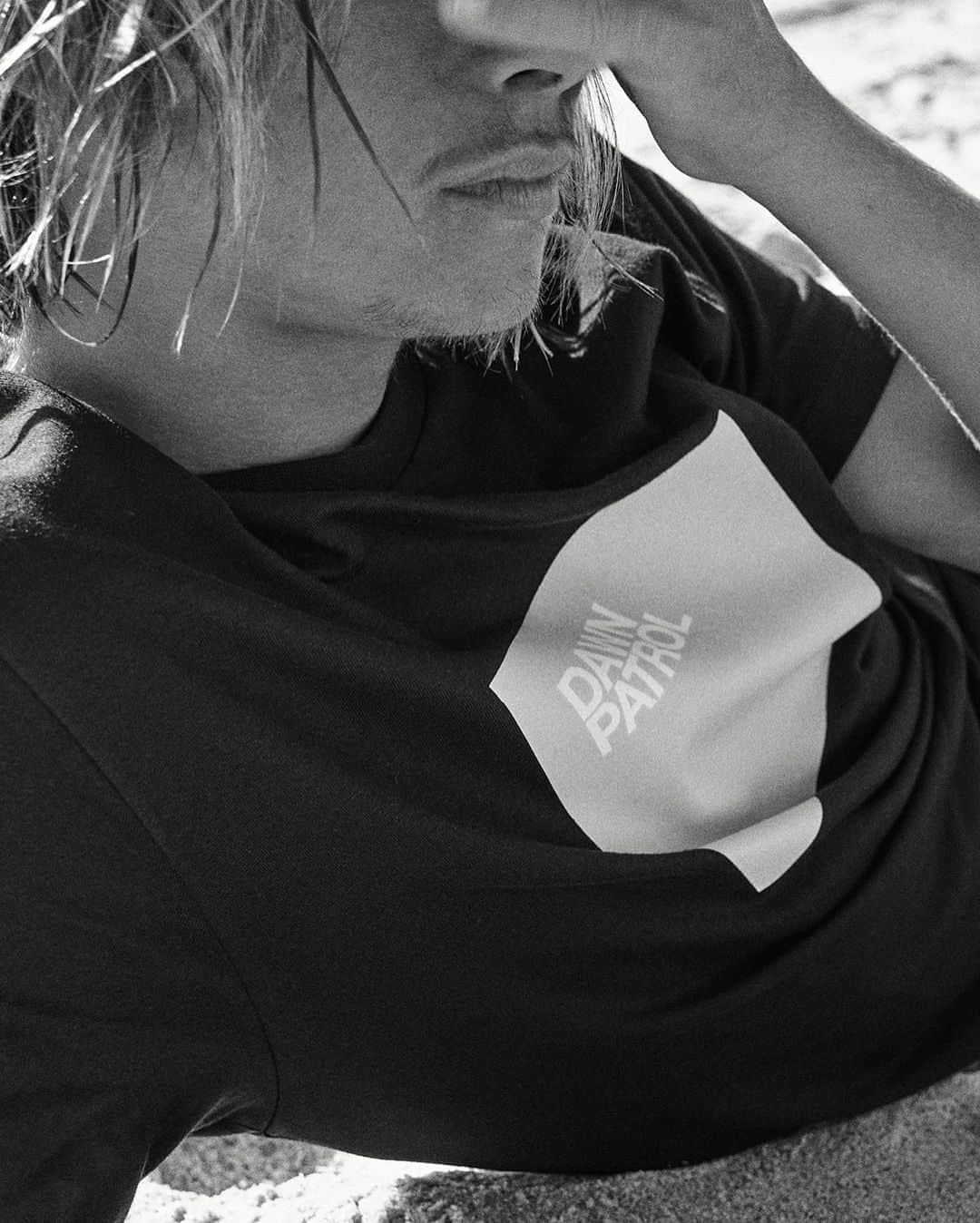 サンローランさんのインスタグラム写真 - (サンローランInstagram)「DAWN PATROL SAINT LAURENT RIVE DROITE by ANTHONY VACCARELLO   SEPTEMBER 4 - 6 PLAGE DES ESTAGNOTS - SEIGNOSSE  Dawn Patrol is an exclusive project conceived by Anthony Vaccarello for Saint Laurent Rive Droite that will take place from September 4th to September 6th 2020, on the beach of Les Estagnots in Seignosse.  This lifestyle project is designed to promote the surf culture by offering a range of products exclusively available. This collaboration carries onto the restaurant La Cabane des Estagnots. A beach cleaning operation will also be organized with local associations in partnership with Ocean52.  #YSL #SaintLaurent #YvesSaintLaurent @anthonyvaccarello」9月1日 2時23分 - ysl