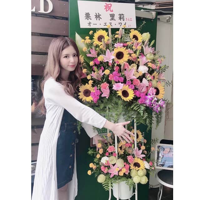 栗林里莉のインスタグラム：「♡ 昨日は暑い中、クラウドファンディングのお渡し会＆ミニライブに来て下さった皆さんありがとうございました😊  5年ぶりの新曲&久しぶりのライブ楽しんで頂けたかな？  コロナの影響で色んな事が予定通り進まず、正直もどかしかったけど、皆さんの笑顔にとても癒されました☺️  フォトエッセイは9月の前半には発送できますので楽しみに待ってて下さいね💓  そして、アザーカットを収録したデジタル写真集も発売されますのでまたお知らせします！  お花やプレゼントもうれしかったです🎶  改めて来て下さった皆さん、MCをして下さったふじさん、スタッフの皆さんありがとうございました🙇‍♀️  最後のムービーはおふざけリハ中(音量注意w)  #栗林里莉12周年プロジェクト  #クラウドファンディング  #craudfunding #新曲ミニアルバム #ミニライブ #栗林里莉 #ririkuribayashi #japanese #何で3枚目の写真グリコなんw」