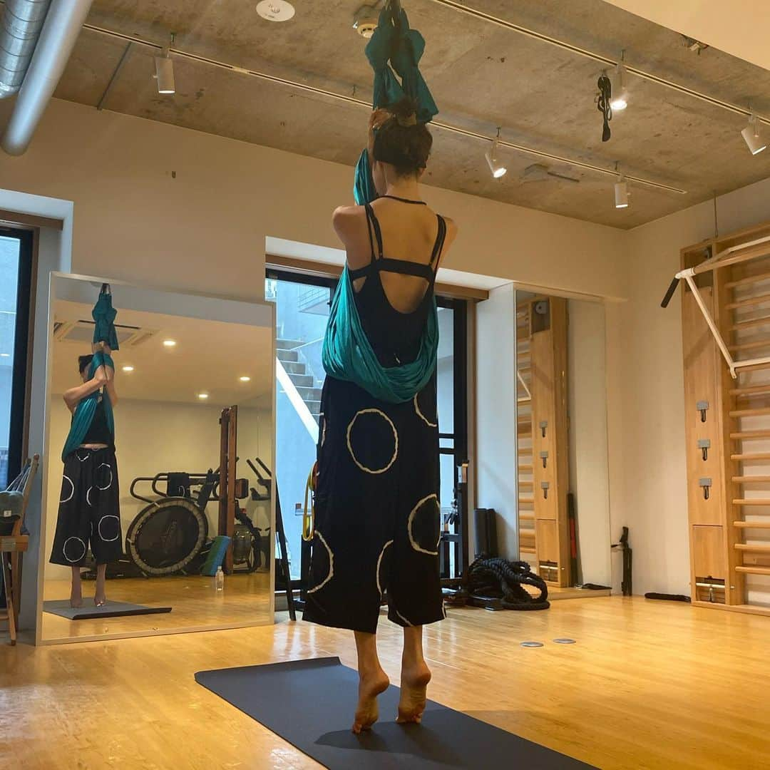 森星さんのインスタグラム写真 - (森星Instagram)「Starting my week with hammock yoga☯️」8月31日 17時24分 - hikari