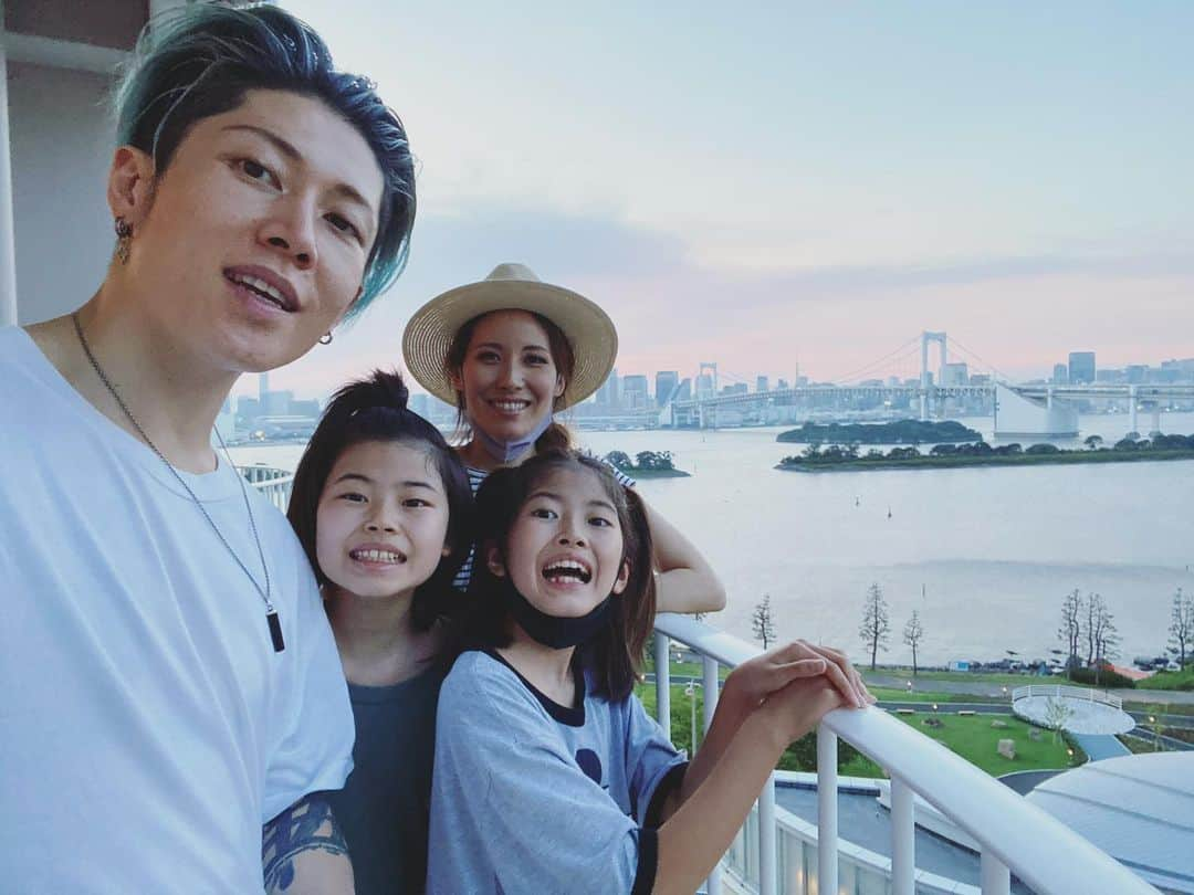 雅-MIYAVI-さんのインスタグラム写真 - (雅-MIYAVI-Instagram)「ODAIBA! Our “stay-cation” 2020 summer in Tokyo🗼近場ケーションということで、まさかのお台場ケーション🎡航空業界然り、ホテル業界も厳しそうです。サービスクオリティの維持等、難しいところもあると思いますが、がんばってアイデア出し合って持ち堪えて欲しいです。みんなの夏はどうでしたか？色々と予定通りに行かなかったこと、できなかったこと、あるとおもいます。僕たちも沢山ありました。でも、今いる環境でベストを尽くす。それ以外にない。だから、やる。がんばろう！！！！✊🏻 #Ishiharas」8月31日 17時25分 - miyavi_ishihara