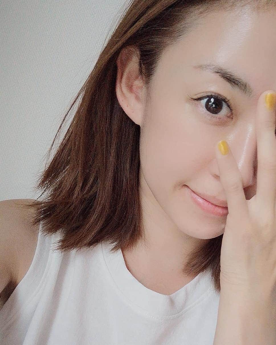 山上紗和 のインスタグラム：「お友達が #ヒト幹細胞培養液 を顔面に注入するエステ始めたのでおじゃましてきました💆✴️  見ての通りお顔ツルぴっかーん✨ 光っとる😂無痛で唇と目の周りも射てるよ👩‍🎤  １回で水光注射並みの効果よ(笑)  初回はフェイシャルマッサージもついて90分14400円(税抜き)のフルコースです🙋  六本木、田町、高輪近辺でやってるので、ご興味ある方はご連絡ください👩‍🌾  サロンに直接問い合わせしていただいても大丈夫でーす💃 ↓ @nanami_beautysalon  まーちゃん、ななちゃんありがとう😊  #とりあえず #いっぱいタグ付け #30代 #40代 #プライベートサロン #ヒト幹細胞培養液 #ヒト幹細胞 #大人のエステ #アンチエイジング #美白 #美肌 #リフトアップ #リアボーテacトリートメント #水光肌 #再生美容 #フェイシャルトリートメント #紹介制 #紹介制隠れ家サロン #美人エステティシャン   https://nanami-beautysalon.jimdosite.com/」