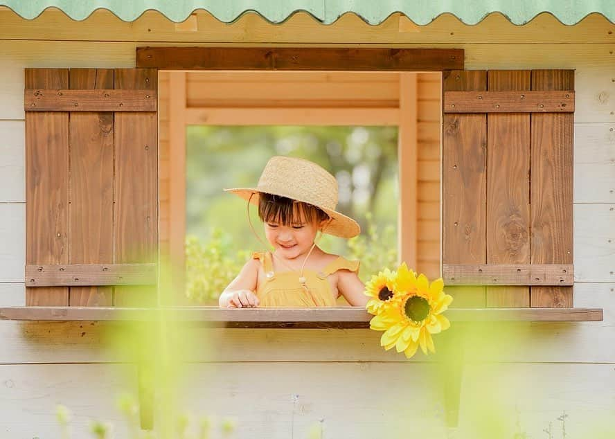 孫きょうさんのインスタグラム写真 - (孫きょうInstagram)「Summer 2020🌻﻿ ﻿ 今年は全然夏らしいこと出来なかったけど﻿ 夏の思い出になったひまわり畑👧🏽👒﻿ ﻿ @sparklingmoment_non に撮ってもらった💛﻿ 自然に遊んでる姿は日常の表情だし﻿ ロケーションばっちりで成長記念にもなるし﻿ ほんといい写真すぎて嬉しい🥺❤️﻿ ﻿ 七五三も当日ロケ撮影はのんにお願いするんだ！﻿ ﻿ 高校からの親友ちゃん。﻿ 昔から知ってるから断言出来るけど、﻿ 子供に間違いなく好かれて﻿ "その子らしさ"を引き出してくれるカメラマン✌🏽✨﻿ ﻿ (持ってるひまわりはのんが用意してくれていた造花です🌻)﻿ ﻿ #kidsphotography #sunflower #昭和記念公園 #キッズフォト #キッズコーデ #キッズファッション #ひまわり畑 #ひまわり #2歳 #2歳11ヶ月 #女の子ママ #親バカ部 #夏の思い出」8月31日 17時33分 - sonkyou1013