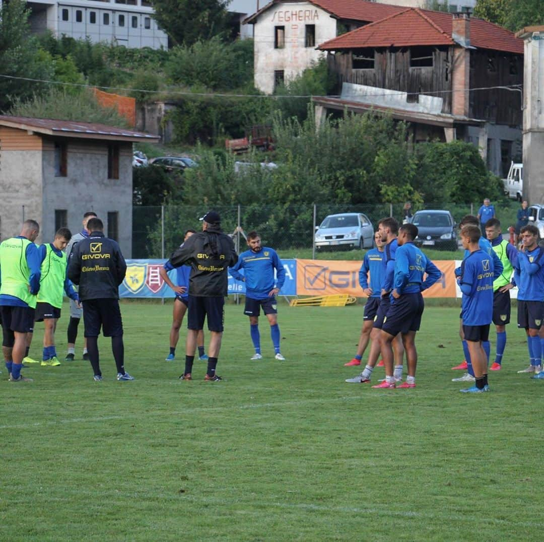 ACキエーヴォ・ヴェローナさんのインスタグラム写真 - (ACキエーヴォ・ヴェローナInstagram)「⛰⚽️ PRIMI GIORNI DI RITIRO NELLA BELLISSIMA PIEVE DI CADORE! 💛💙 #chievo #chievoverona #calcio #summer #training #allenamento #football #workout #gialloblù #montagna」8月31日 17時29分 - acchievoverona