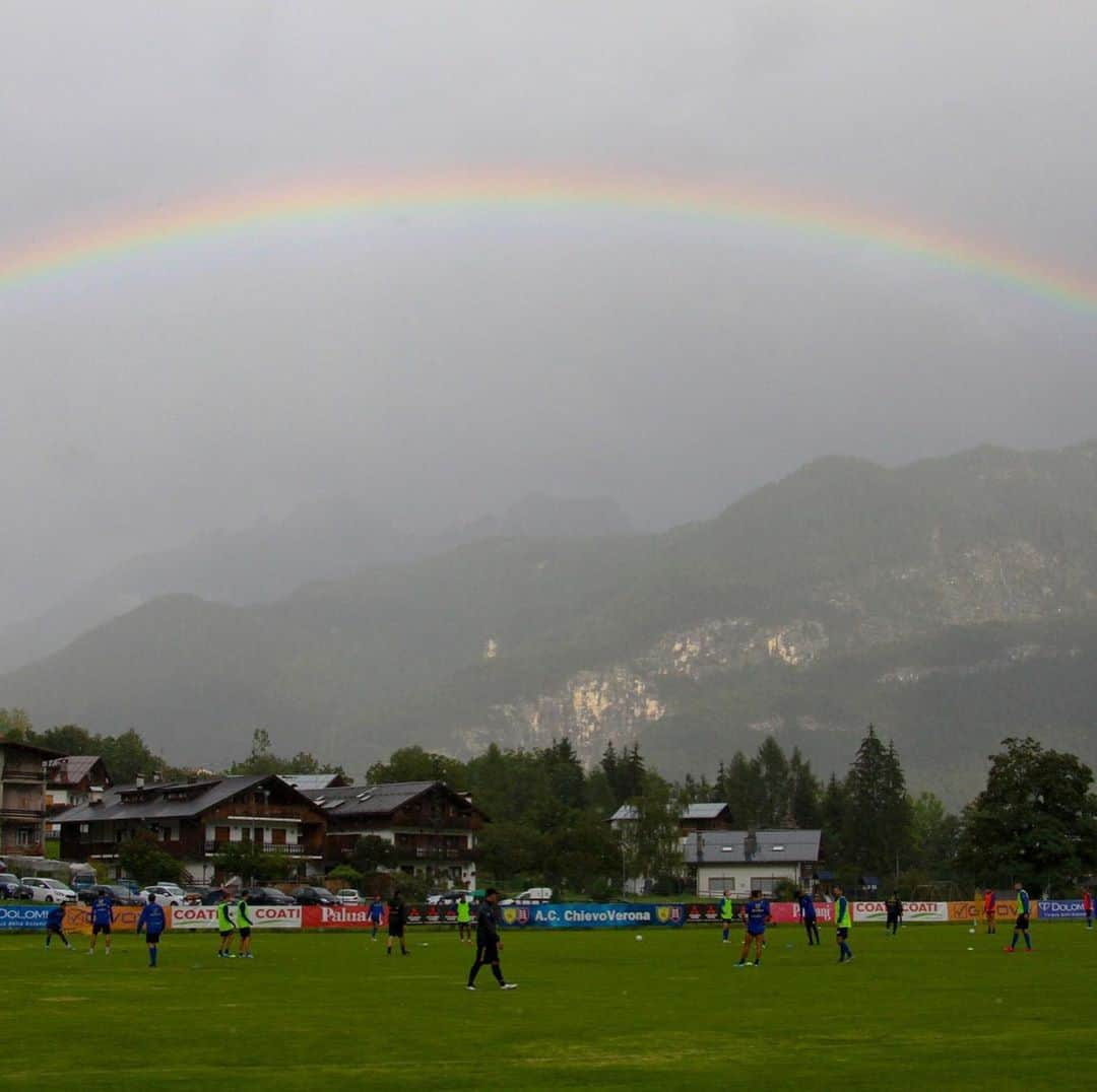 ACキエーヴォ・ヴェローナさんのインスタグラム写真 - (ACキエーヴォ・ヴェローナInstagram)「⛰⚽️ PRIMI GIORNI DI RITIRO NELLA BELLISSIMA PIEVE DI CADORE! 💛💙 #chievo #chievoverona #calcio #summer #training #allenamento #football #workout #gialloblù #montagna」8月31日 17時29分 - acchievoverona