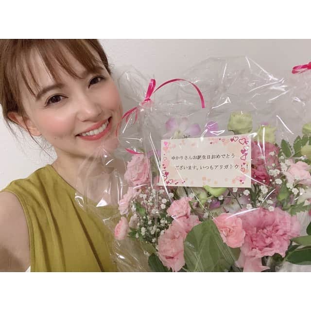 三島ゆかりさんのインスタグラム写真 - (三島ゆかりInstagram)「次長からお花も頂きました💐 今からリモート出演するテレビ和歌山『6wakaイブニング』の私の後ろに飾ってあります🏠☺️✨ 殺風景なお部屋にならなくてよかった🍎 ありがとうございます💖😆 まもなく❣️夕方5：30〜テレビ和歌山『6wakaイブニング』和歌山新歳時記コーナーリポーター三島ゆかり登場です🎤 見れる地域の皆さんは是非ご覧ください📺🙏 #花 #プレゼント #ありがとうございました #お部屋 #インテリア #かわいい #リモート #テレビ和歌山 #6wakaイブニング #和歌山新歳時記 #リポーター #三島ゆかり #ゆかりんご #見てね #生放送 #告知 #急すぎる #flowers #instalike #instagood #follow」8月31日 17時30分 - apple340