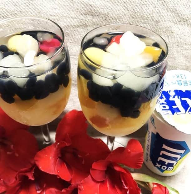 のインスタグラム：「【おすすめ！#アイスボックスレシピ】 今日も一日お疲れ様です！ アイスボックスレシピでおいしくクールダウンしませんか？  「至福のひとときさん」が考案してくれた 『フルーツポンチ風ジュースにタピオカでICEBOX』  シャリモチ冷んやりフルーティで南国優雅な気分。  #アイスボックス #ICEBOX #フルーツポンチ #タピオカ」