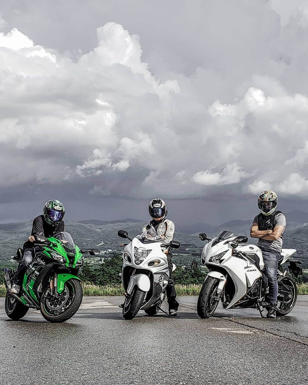 芳賀勇一さんのインスタグラム写真 - (芳賀勇一Instagram)「Live life on the edge. 刺激の無い人生は面白くない (と、個人的には思いますw)  #cbr1000rr #hayabusa #ninja #motorbikes #bikers #crazy #ride #go #driving #life #model #バイク好きな人と繋がりたい」8月31日 17時30分 - yuichihaga226