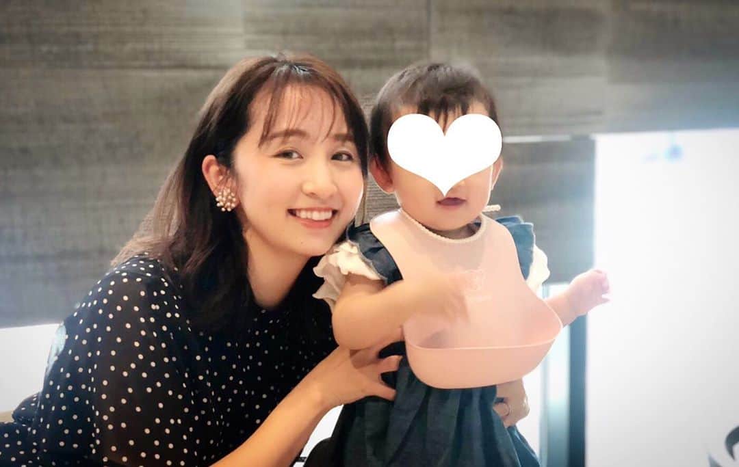 小野恵美のインスタグラム：「お食事椅子に立ちあがる娘を支えてるの図😂笑  離乳食は最近モリモリ食べてくれます！つかみ食べがしたいようなので、柔らかな固形のものを用意しています☺️  一時期、なかなか食べなくて心配しましたが、試行錯誤して、形や味や固さを何度か変えたら、また食べるようになりました！  育児書どおりではなくても今日も元気だったからok🥳と、我が子のペースを楽しめる母で居よう😊  もうすぐ9月！ 娘は1歳になるのかぁ❣️ 早いなぁ〜そろそろお誕生日の準備もしなきゃです🥳🎂  #女の子ベビー #女の子ママ #生後11ヶ月 #もうすぐ1歳 #離乳食後期 #赤ちゃんのいる生活 #赤ちゃんのいる暮らし」