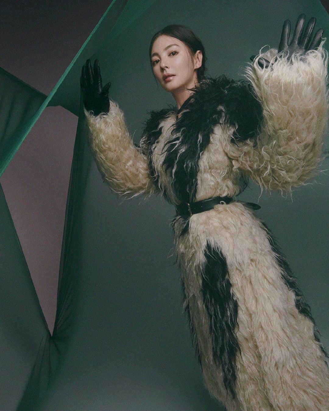 Miu Miuさんのインスタグラム写真 - (Miu MiuInstagram)「Zhang Yuqi (#张雨绮) in #MiuMiuFW20 as seen on the cover of the August issue of @tmagazine China.   Photographeyby @YuCongYuCong Styling by @LiuXiao0122  #MiuMiuEditorials」8月31日 17時38分 - miumiu