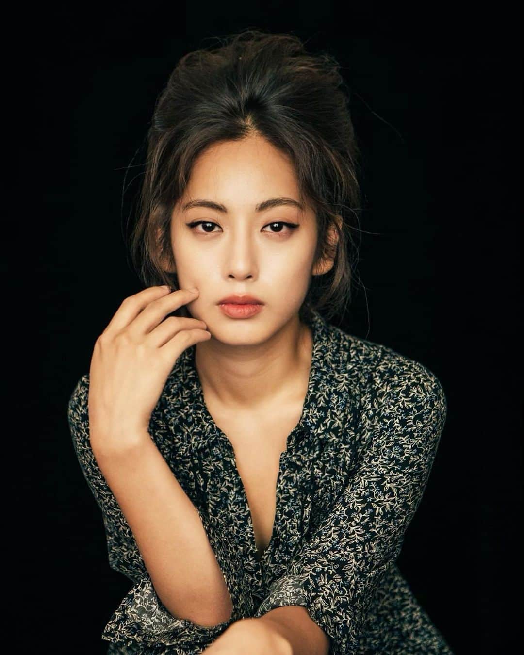 パン・ソヨンのインスタグラム：「. 2020년 여름  스스로 조금 낯선 얼굴   어떤게 제일 좋을까요 ? 🤔   @biascutphotography #hair#makeup#photography#portrait」
