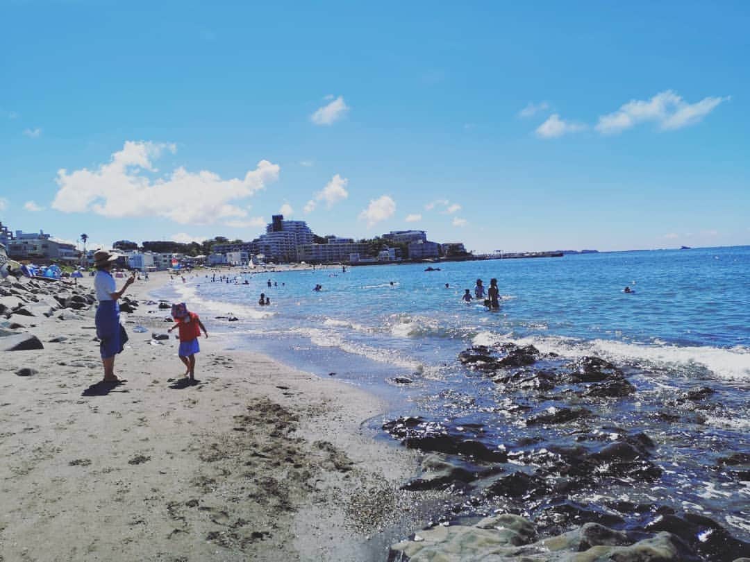 石井寛子のインスタグラム：「2020夏休みの締めくくりは、海へ！！！  逗子駅からバスに揺られて 立石海岸で、ビーチコーミングをしてきました🌊  シーグラス、陶片、貝殻 そして、いろんな石ころたち。 大人も子供も夢中で 海辺のお宝さがし🕵️  集めた素材で 娘とお揃いアクセを作る予定💍✨  実はこの日は 男女チームにわかれて行動。  女チームは海。 男チームはスカイツリー。  幼稚園児二人連れてのお出かけは、 ママ一人だと気合いがいるけど 家族で班分け行動なら 遠出や思いきった遊びもできる！👍  帰宅後、互いに思い出を 報告し合う楽しさもまたよき～🎵」