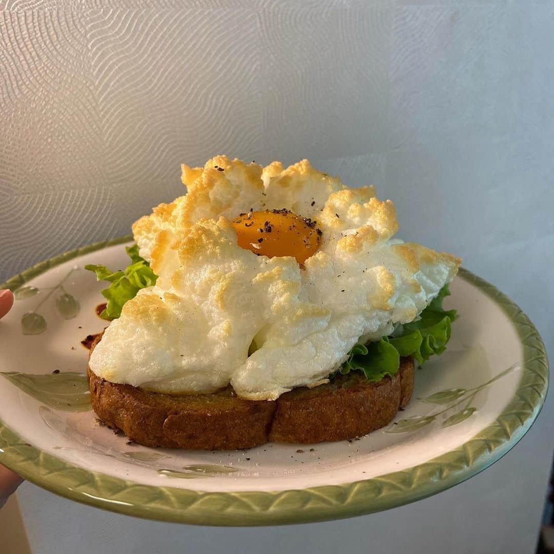 イ・ハウンさんのインスタグラム写真 - (イ・ハウンInstagram)「내가 만들었지만 너무 맛있었던 Cloud egg sandwich🍳우리집 놀러오면 만들어주겠다구😛」8月31日 17時49分 - lhaeun96