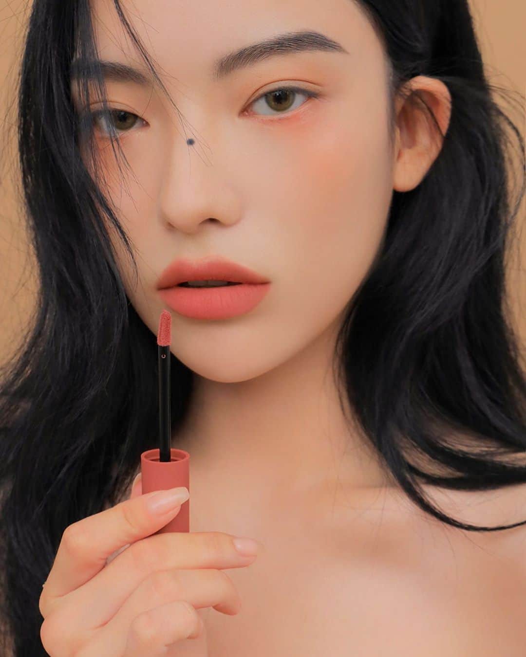3CE Official Instagramさんのインスタグラム写真 - (3CE Official InstagramInstagram)「3CE BLURRING LIQUID LIP #STICK_AROUND 데일리에 조화로운 톤 다운 피치 컬러🍑 매트립스틱을 녹여 넣은 듯한 텍스처가 부드럽게 블렌딩된 후 스미듯 밀착되어, #블러필터 로 보정한 것처럼 베일에 싸인 듯한 립 메이크업을 연출해줍니다. - 3CE BLURRING LIQUID LIP #STICK_AROUND Tone-downed peach pink color lip for everyday🍑 The liquid matte lipstick texture blends gently to lips, creating a veiled lip makeup as if corrected by #Blurrfilter #3CE #3CEBLURRINGLIQUIDLIP」8月31日 17時41分 - 3ce_official