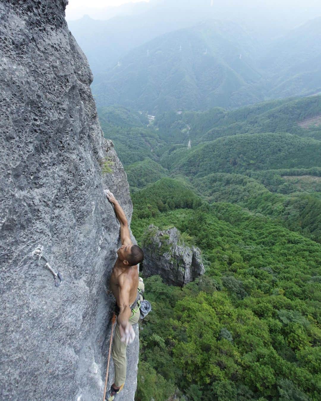のインスタグラム：「Last hard move on my new project.This move comes after 30m of climbing. I have to take a jug one hand ..Let’s see how it goes😎 最後のハードムーブ。このムーブは30m登った後にやってくる。片手でジャグを捉えなければいけない。どうなるか様子をみよう。  Photo @maechan82kgclimber   @thenorthfacejp  @beal.official  @blackdiamond  @climbskinspain  @basecamponlineshop  @basecamptokyo  @climbparkbasecamp  @boulderpark_basecamp  @oganoclimbing  #oganoic #mtfutago #sumikabe #小鹿野町観光大使 #localarea #driveless #climbmore」