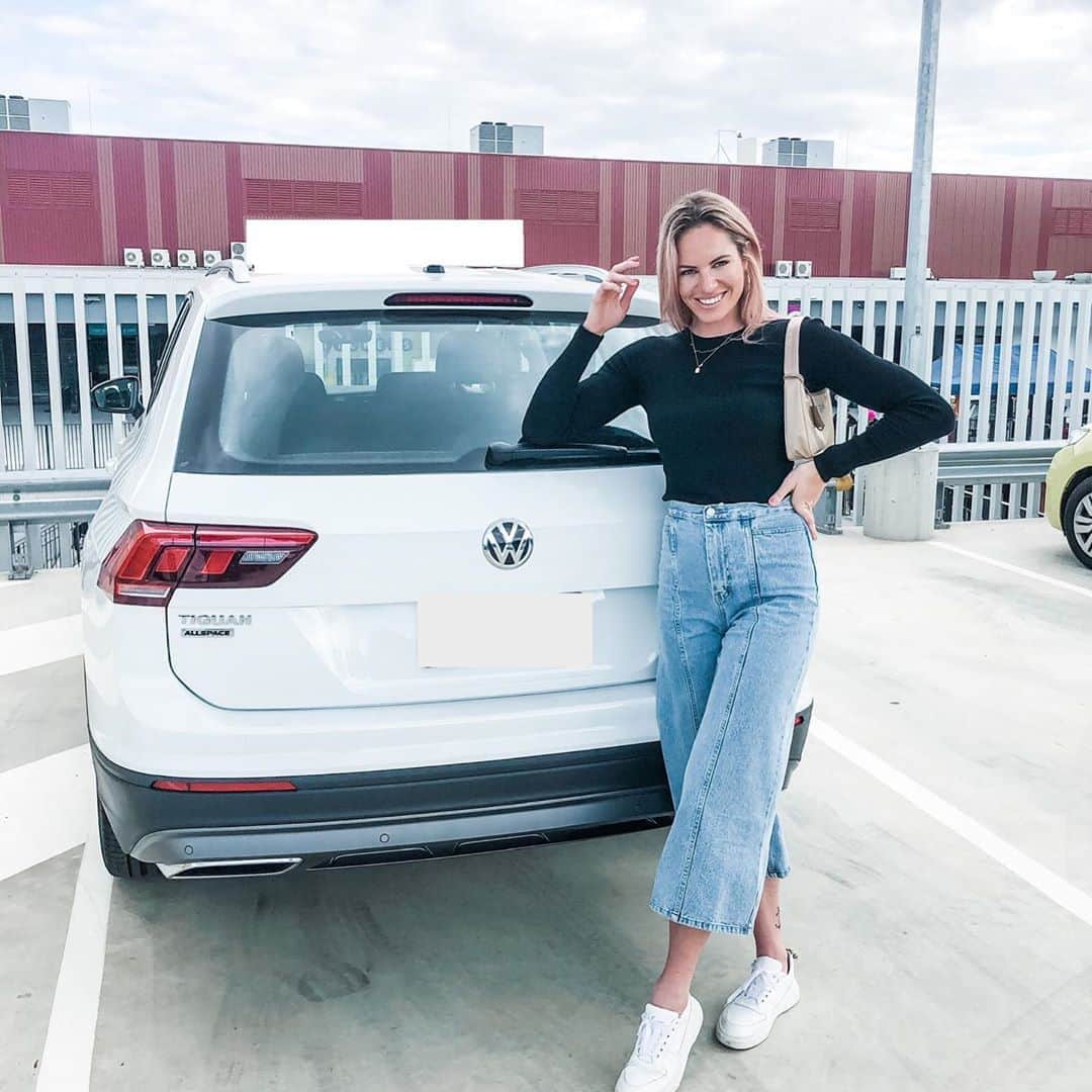 エミリー・シーボームのインスタグラム：「Baby got back @norrismotorgroupvolkswagen Tiguan (but seriously this car has 7 seats)  Now to find 7 friends for a road trip!  #volkswagen #norrismotorgroup #tiguan #dasauto #babygotback」