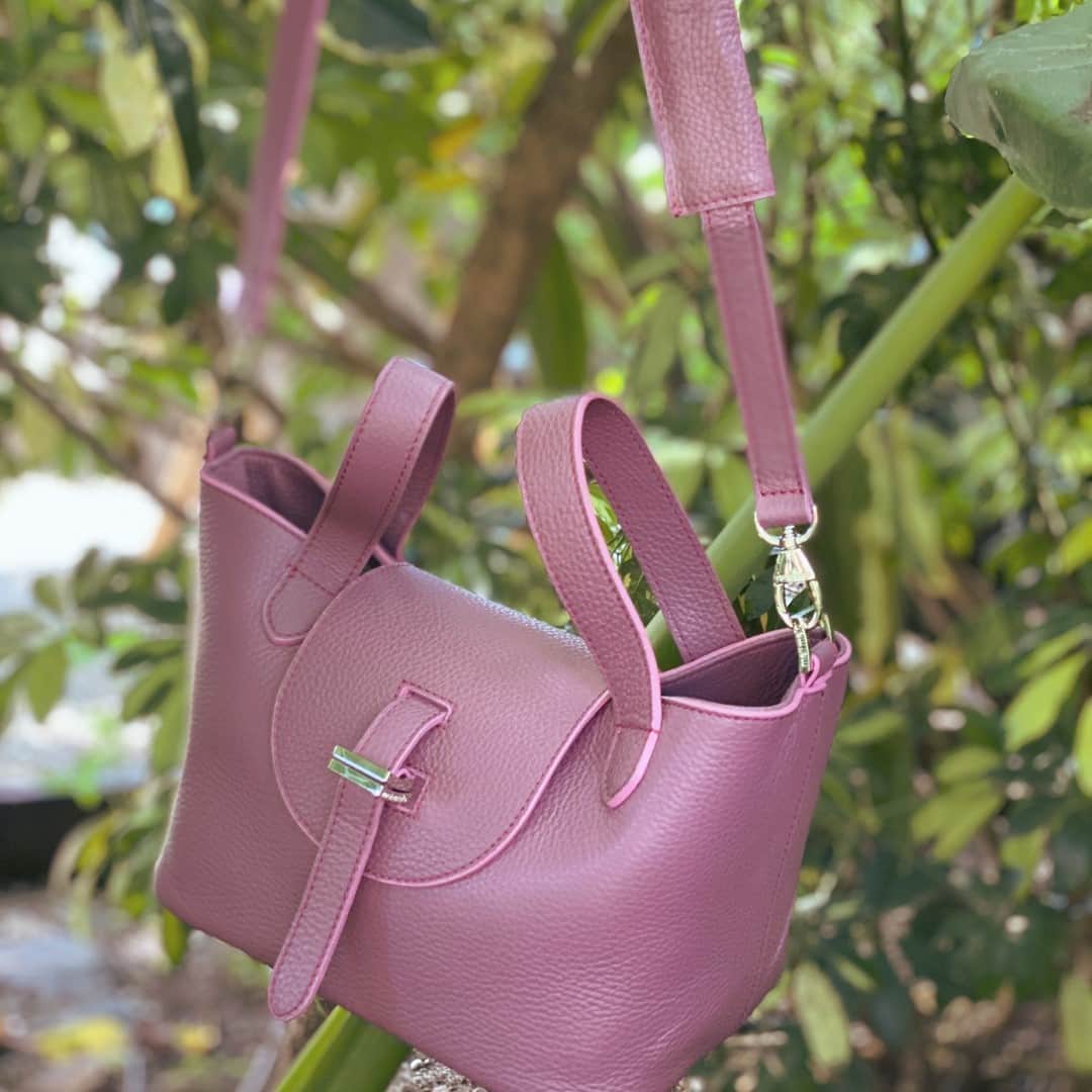 のインスタグラム：「Clip the long strap - to wear on the shoulder or cross body - or for evening chic detach the strap and wear on your forearm ⠀⠀⠀⠀⠀⠀⠀⠀⠀ 🤍🍇🤍🍇⠀⠀⠀⠀⠀⠀⠀⠀⠀ ⠀⠀⠀⠀⠀⠀⠀⠀⠀ #mybag #bags #madeinitaly」