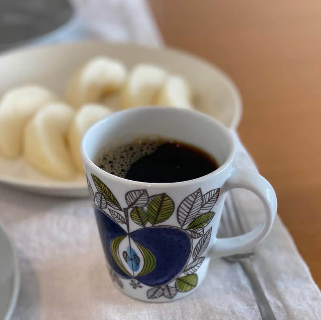 のインスタグラム：「おうちに戻って朝、家でコーヒーを淹れる時間もこれまたいい！ いただいたもぎたての豊水も。 #伊達公子 #kimikodate #テニス #テニスプレイヤー #テニスプレーヤー #tennis #tennisplayer #instatennis #家で淹れるコーヒー #梨 #豊水 #いただいた梨 #staycationが終わり #夏のおやすみが終わり」