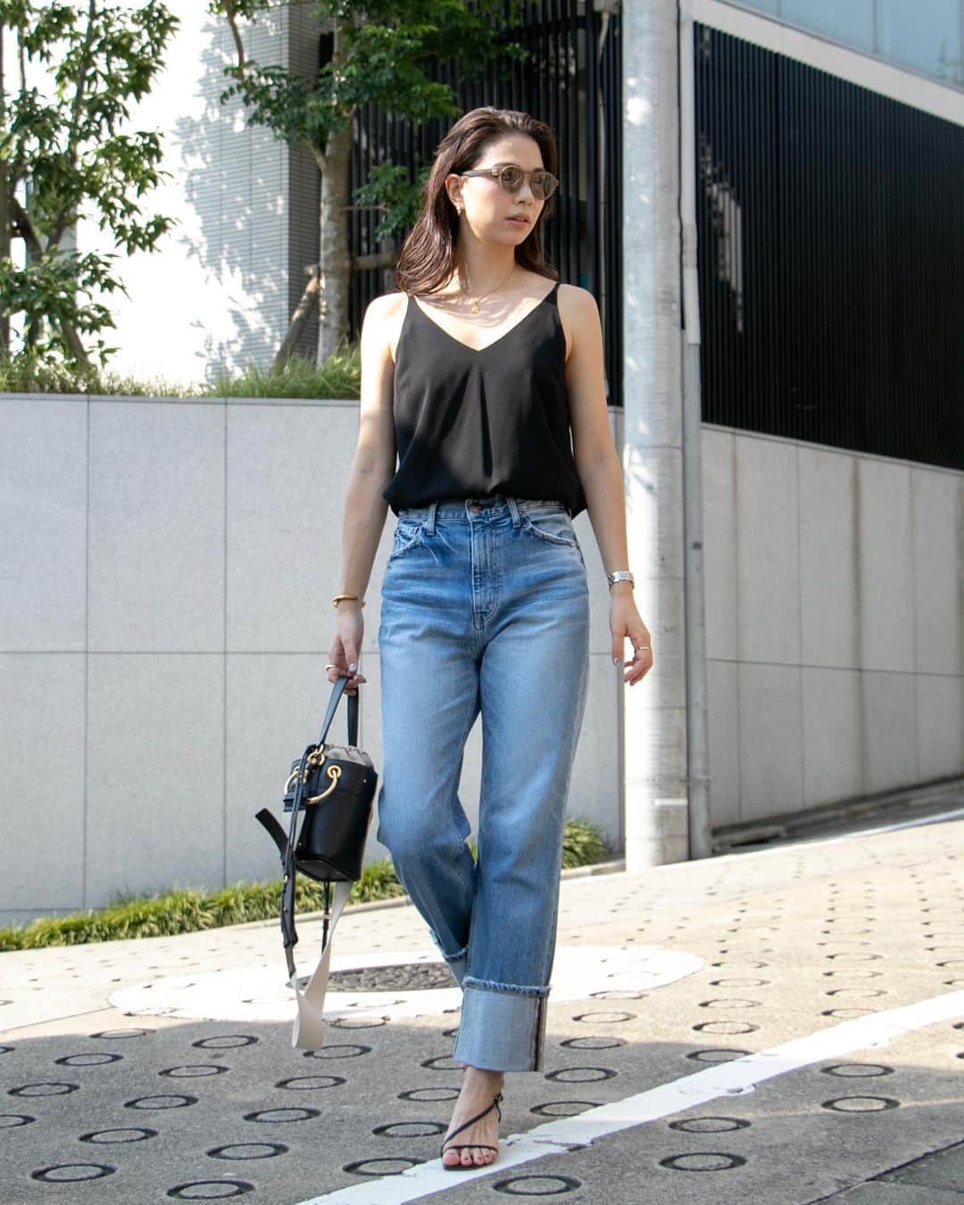 のインスタグラム：「.﻿ ﻿ 〜 RED CARD SNAP 5STYLE 〜﻿ vol.5 佐藤匠さん @hello_takumi ﻿ ﻿ ﻿ Denim : ﻿ MM72﻿ 12551-kvl﻿ ¥19,000+tax﻿ ﻿ ﻿ #redcard#redcarddenim#redcardsnap#snap#denim#jeans#ootd#code#denimcode#レッドカードスナップ#レッドカードデニム#美脚デニム#デニムコーデ#大人カジュアル#夏コーデ#カジュアルコーデ#ロールアップデニム#トレンドデニム#背中あきトップス#高身長コーデ」