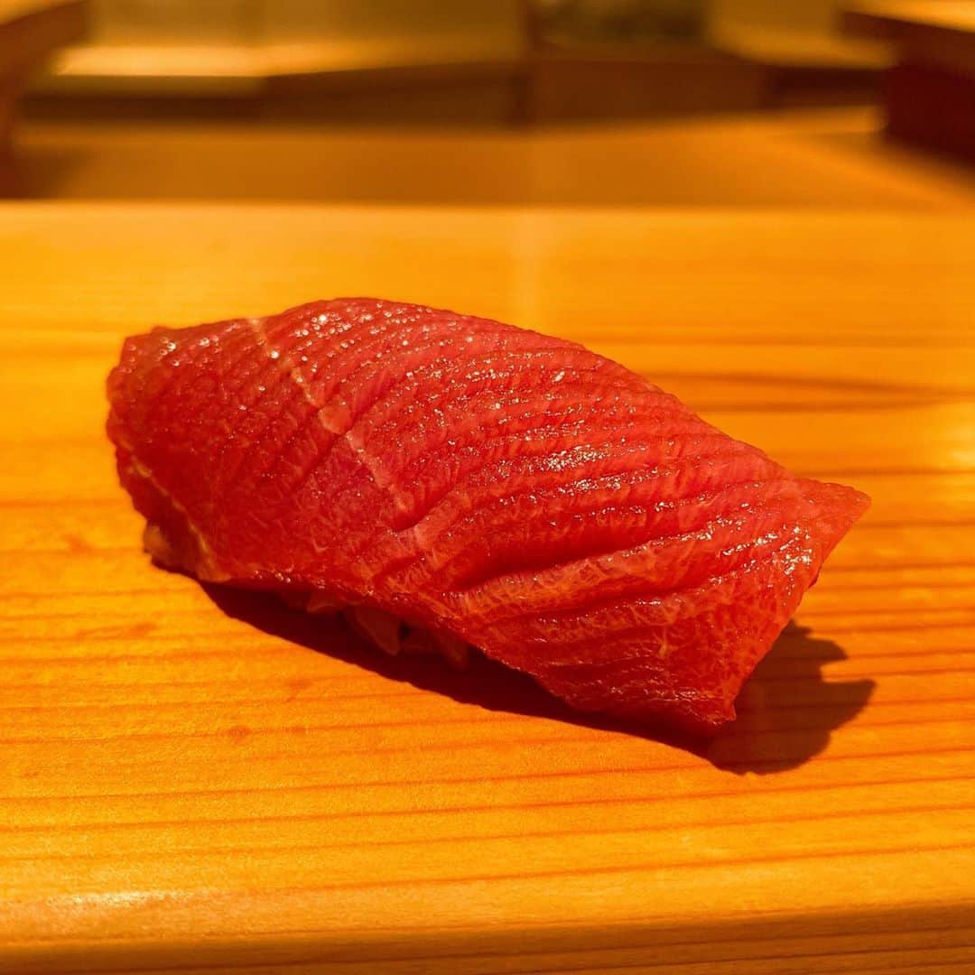 山岸久朗さんのインスタグラム写真 - (山岸久朗Instagram)「なんか、ちょっとだけ涼しくなったような。 なんか、ちょっとだけ陽性者が減ってきたような。 そんなちょっとだけがとても嬉しく感じる今日この頃です（ミスチル風） #毛蟹のにぎり #すし通 #江戸前鮓すし通  #鮓 #江戸前寿司  #西麻布 #西麻布グルメ  #山岸久朗 #山岸弁護士 #山岸弁護士が飯テロ中#山岸弁護士の日本一周」8月31日 17時53分 - yamaben
