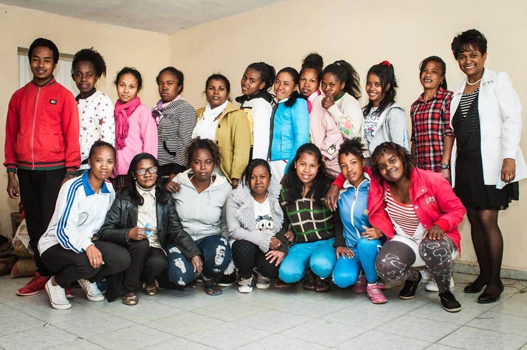 ジャマンピュエッシュのインスタグラム：「Jamin Puech invites you behind the scene to visit the employees of our atelier in Madagascar. On this photos - Partick, Finishing Manager poses with his team and his family.」