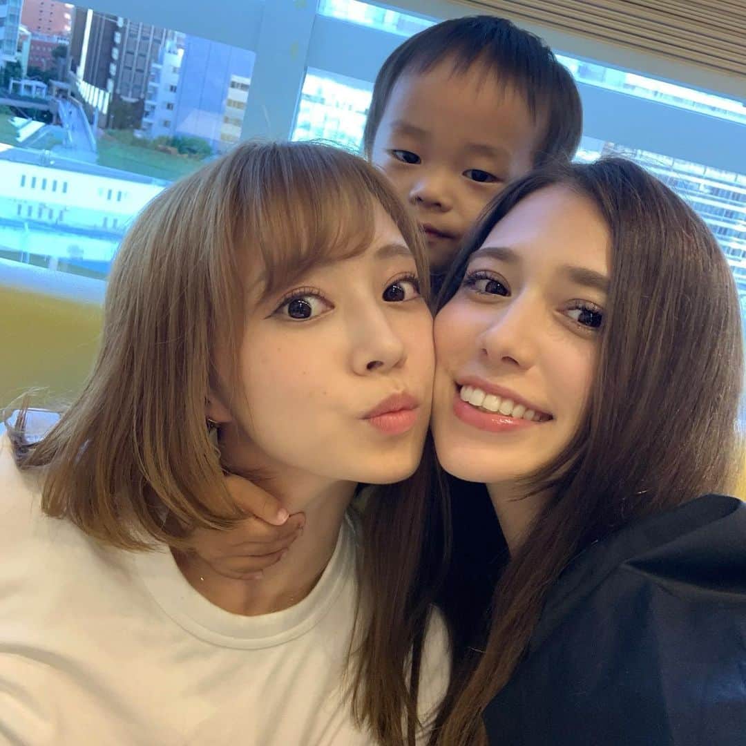 のインスタグラム：「. めぐちゃんとあしゅを ぎゅーってくっつけてくるれんれん👶🏻💕 . れんくんはいつも笑顔でちゅーしてくれたりぎゅーしてくれたり めぐちゃんにたっぷり愛情注がれて育ったんだなあと感じる😌🥰 . . あっという間に時が経ちました、、癒された😌💕 . . 高島屋のキッズカフェ、かわいいし懐かしい味でおいしかった🤣🍛 . . . .」