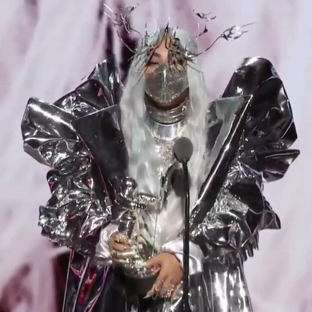 Dazed Magazineさんのインスタグラム写真 - (Dazed MagazineInstagram)「@ladygaga’s #VMA masks: round 2 😷 Are you  ❄️ Ice Queen 〰️ vocoder realness  🧝‍♀️Galadriel who?  #LadyGaga」8月31日 17時57分 - dazed