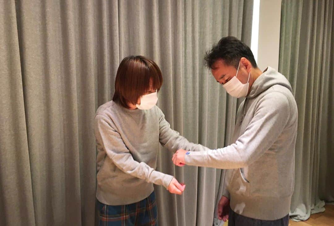 のインスタグラム：「. 【 #LWSNAP】 「へぇ〜、これがウワサの#丸胴 か〜。」と 着心地を堪能中のMさんご夫婦。  ループウィラーの常連様が様々なアイテムをご愛用 頂き、数年経って(1周〜2周して)なお原点回帰される のがLW定番アイテムたち！  これがベーシックと言われる所以ですね。  Mさん、この度はLW OSAKA9周年のお祝いと共に お気遣いまで頂き誠にありがとうございました🙏🏼🙇🏻  They enjoy the comfort of LOOPWHEELER basic items.  #loopwheeler #LWOSAKA #LWSENDAGAYA  #tsuriami #ループウィラー #ループウィラー大阪 #ループウィラー千駄ヶ谷 #吊り編み #日本製スウェット #Madeinjapan #スウェット #パーカ #LWBASIC #lwコーデ」