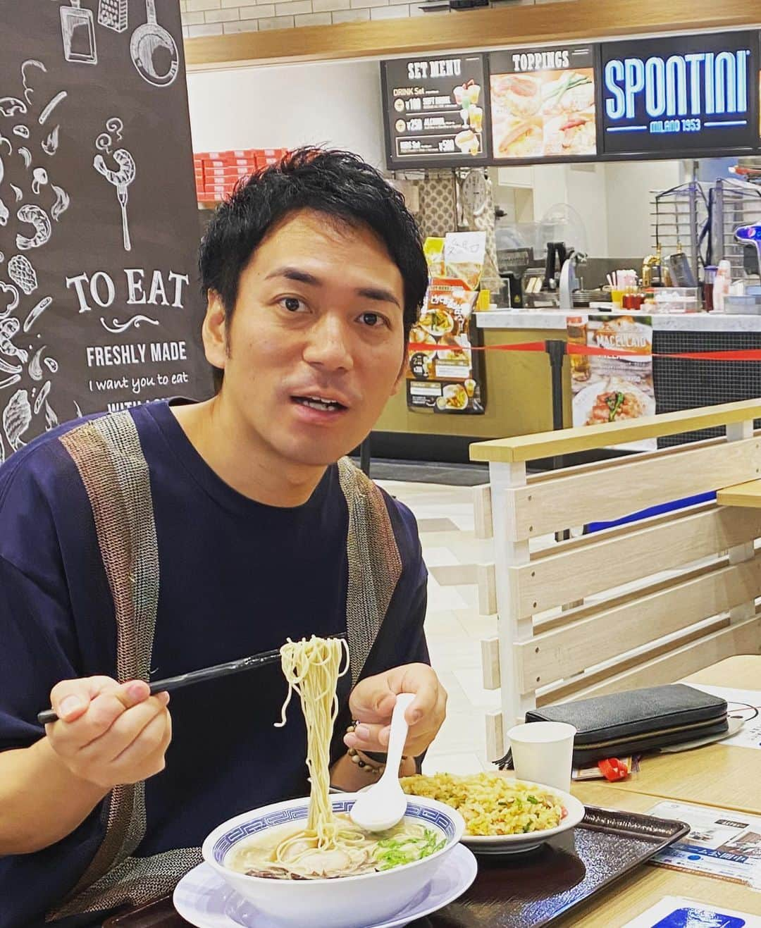 武智正剛さんのインスタグラム写真 - (武智正剛Instagram)「本日は福岡の新劇場のお出番でした。 綺麗な劇場でした！合間フードコートで食べたラーメンと焼飯美味かった！また来させてもらいます。 #福岡 #ラーメン #焼飯 #いずれチャーハン林がロケに来るんやろうなぁ #スーパーマラドーナ武智 #ヒューマン中村 #たくろう木村バンド」8月31日 18時00分 - supamaradonatake