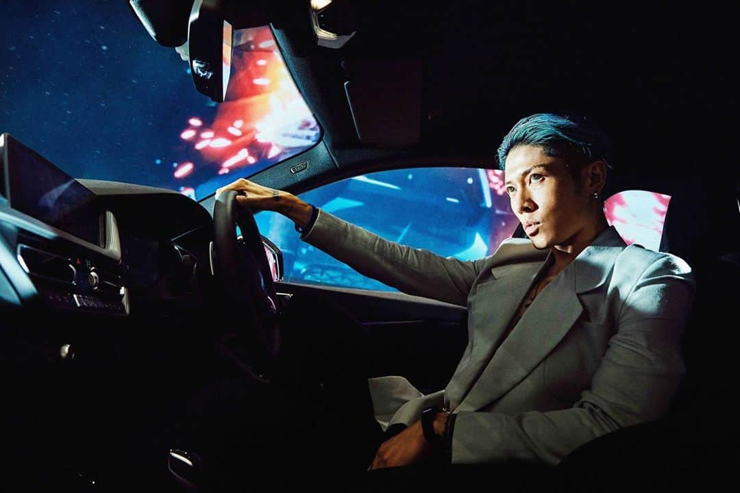 雅-MIYAVI-さんのインスタグラム写真 - (雅-MIYAVI-Instagram)「Drive the future. 未来を、駆け抜けよう。#Repost @bmwjapan ・・・ 世界的人気ギタリストMIYAVIさんのスペシャルコンテンツが公開中！ . 新曲のMVにBMWを登場させたMIYAVIさんの4000字にわたるロング・インタビューと撮り下ろし写真をぜひチェックしてください！ . BMWの情報サイト「BMW.com Japan」で詳細をご覧いただけます。 . #MIYAVI #THE2 #BMW #BMWJapan #駆けぬける歓び」8月31日 18時02分 - miyavi_ishihara