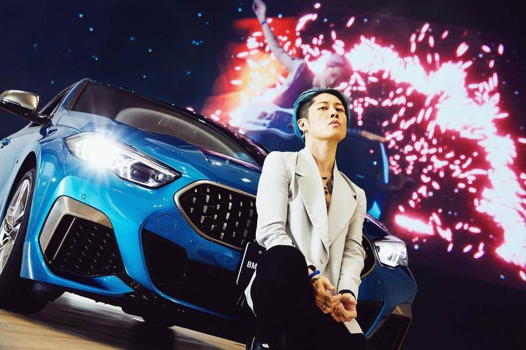 雅-MIYAVI-さんのインスタグラム写真 - (雅-MIYAVI-Instagram)「Drive the future. 未来を、駆け抜けよう。#Repost @bmwjapan ・・・ 世界的人気ギタリストMIYAVIさんのスペシャルコンテンツが公開中！ . 新曲のMVにBMWを登場させたMIYAVIさんの4000字にわたるロング・インタビューと撮り下ろし写真をぜひチェックしてください！ . BMWの情報サイト「BMW.com Japan」で詳細をご覧いただけます。 . #MIYAVI #THE2 #BMW #BMWJapan #駆けぬける歓び」8月31日 18時02分 - miyavi_ishihara