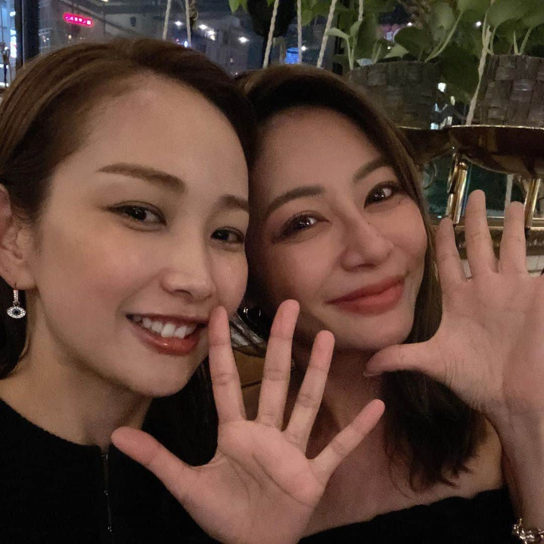 中上真亜子さんのインスタグラム写真 - (中上真亜子Instagram)「✋🤍✋いつかの1枚だけれども れいかがお仕事で福岡来ててちょっとだけ会えたよ🥳謎のおばさんポーズの私たちももう出逢って10年以上経ったんだなぁって思うと感慨深いよ☺️一緒に住んで毎日飲みに行って、そして朝から何枚もパンを焦がし続けた日々が懐かしい。焦げた写メあるかなー探そー🍞  さっ今夜はロンプクです🐀☂️  謎のバンクシーが...🤭  そして田村大明神の悩み解決の 二本立てとなっております🥳  24:15から是非みてください🎈👧」8月31日 18時04分 - maako_nakagami