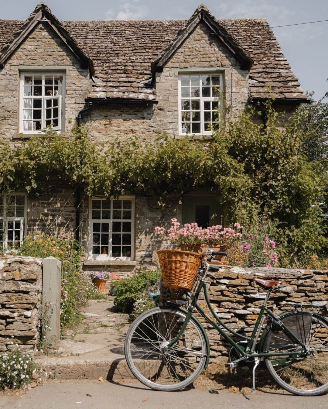 MR PORTERのインスタグラム：「Whether you're exploring a new town or just getting reacquainted with your own neighbourhood — the best long weekends involve hopping on a bike and getting to know the locals 🚴‍♂️ #MRPORTERLongWeekend」