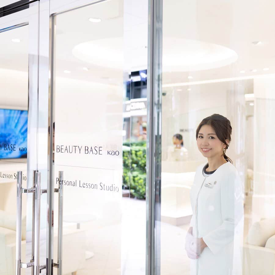 SOFINA Beauty Power Stationさんのインスタグラム写真 - (SOFINA Beauty Power StationInstagram)「近頃気になる口もとのハリ #ビューティアドバイザー通信﻿ ﻿ 残暑が続いておりますね。﻿ 一日の終わりにふと鏡を見ると「なんだか口もとが気になる…」と感じることはありませんか？﻿ 意外と口もとはスキンケアがおろそかになりやすいことも。﻿ 私たちビューティアドバイザーは目もとの印象と同じくらい口もとにも影響力があると思います。﻿ ﻿ 今回は夜のお手入れで簡単に取り入れられるスキンケアメソッドの一部をご紹介いたします。﻿ ﻿ 【口元のハリ・たるみに効果的なスキンケアメソッド】﻿ ①夜に乳液またはクリームまでのいつも通りのお手入れを行います。﻿ ②さらに乳液を少量だし、指全体になじませます。﻿ ③口元の横に親指以外の四指をあて、耳の横まで筋肉を引き上げるようにすべらせます。(4回ほど行うと効果的です。)﻿ ﻿ 時間もかからず簡単で、日々のお手入れに取り入れやすいです。﻿ いきいきとした笑顔のために、ぜひ今晩からお試しください。﻿ ﻿ #ビューティベース銀座 Personal Lesson Studio では、お客様一人ひとりにあわせてご紹介しております。﻿ ﻿ 現在は休業中で大変ご迷惑をおかけしておりますが﻿ ご受講の際はたくさんのお悩みや疑問をパーソナルビューティエキスパートに投げかけてください。﻿ 再開後、皆様のレッスンご受講を心よりお待ちいたしております。﻿ ﻿ ビューティアドバイザーはマスクの着用をはじめ、﻿ 接客前後の手指アルコール消毒の実施を徹底しております。﻿ なお、お客様のお肌に直接触れる活動を自粛させて頂いております。﻿ 入店時には、お客様におかれましても、マスクの着用と手指の消毒をお願いいたします。﻿ ｰｰｰｰｰｰｰｰｰｰｰｰｰｰｰｰｰｰｰｰｰｰｰｰｰｰｰｰｰｰｰ﻿ 営業時間変更のお知らせ﻿ 新型コロナウイルス感染拡大防止の観点から、当面の間、営業時間を変更いたします。﻿ ﻿ トライ＆エンジョイスペース：11:00～19:00﻿ パーソナル レッスン スタジオ：当面休業﻿ ﻿ お客様には、ご不便をお掛けいたしますが、ご理解賜りますようお願い申し上げます。﻿ ｰｰｰｰｰｰｰｰｰｰｰｰｰｰｰｰｰｰｰｰｰｰｰｰｰｰｰｰｰｰｰ﻿ #ビューティベース銀座 #ビューティベース花王　#beautybasekao #est #エスト #花王 #kao #最先端美容 #肌解析 #肌年齢 #肌悩み #肌活 #潤い肌 #素肌美 #ハリケア #ハリ肌 #美肌づくり #エイジングサイン #潤い美肌 #スキンケアレッスン #スキンケア #大人美容 #スキンケア好き #スキンケア大好き #スキンケア好きさんと繋がりたい #スキンケア好きな人と繋がりたい #スキンケア大事」8月31日 18時08分 - bbk_ginza_jp