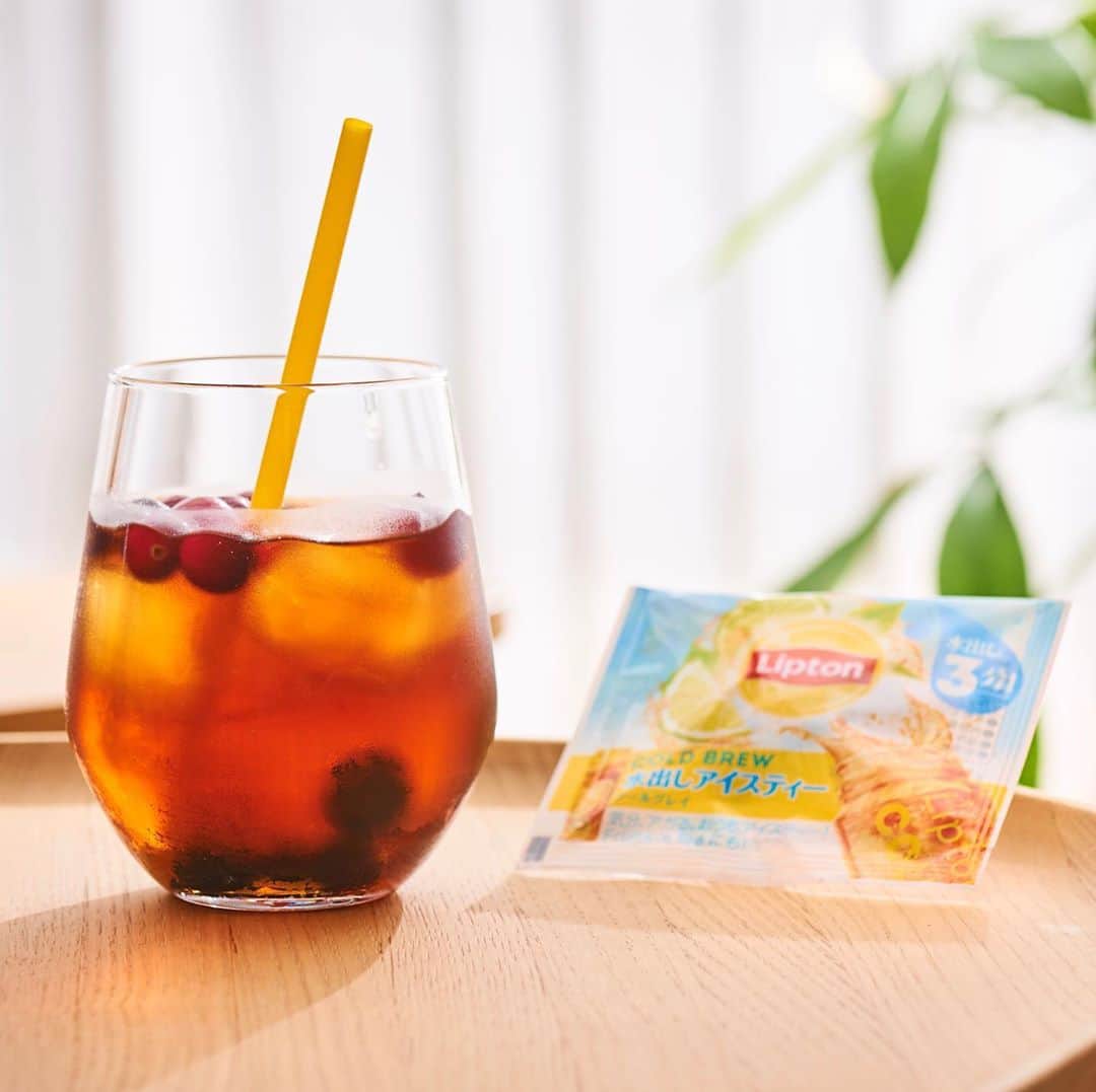 リプトンのインスタグラム：「コールドブリューのサンプル配布残り僅か！！ 今月から始まった、店舗でのティーバッグ1個入りのサンプルは、吉祥寺・大阪でもうすぐ終了💦 限定デザインのティーバッグをゲットできるのは今だけ！！  . お店でフルーツインティーを楽しんだあとは、 タンブラーと冷凍フルーツなどを使って簡単におうちカフェタイム🥝 . お店でも、おうちでも、フルーツインティー🍓 ※在庫がなくなり次第の配布終了となりますのでご了承ください。  ※追記: 大阪店では配布を終了しました。 #リプトン #Lipton #FruitsinTea #フルーツインティー #ColdBrew #コールドブリュー #リプトンコールドブリュー #水出しアイスティー #水出し紅茶 #癒し #リラックス #Happy #期間限定 #LiptonTEASTANDFruitsinTea #代官山 #吉祥寺 #大阪 #梅田 #リプトンでつながる #タンブラー #おうちカフェ #サンプル #限定」