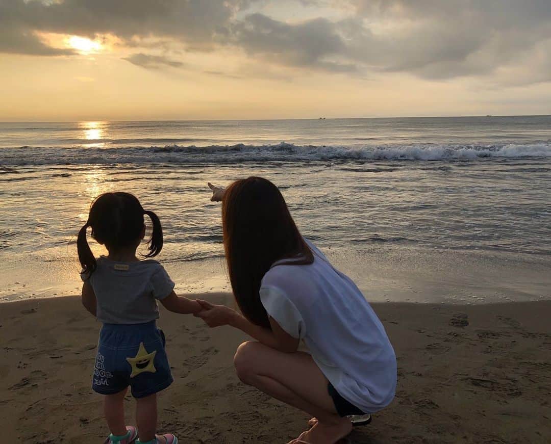 遠近由美子のインスタグラム：「帰り際に、妹ちゃんが眉毛をハの字にして、、 👧「ママ、かめのあかちゃんのママはどこ？ かめさん、ひとりなの？」  私「かめさんのママは、海の遠い場所にいるの」  すると、姉ちゃんも悲しそうな顔をして 👧「それは、どこなの？」  私「わからないけど。遠いところ。」  👧「じゃあいっしょに、さがしてあげる」 👧「姉ちゃんもいっしょにさがしてあげる」 .  👧👧「そしたら、ちびっこカメさん、わーいってよろこぶよ」  赤ちゃん亀にママがいなくて可愛そうと心配する2歳半の小さなハートに、なんだかホロリ。  もう、そんなことを感じ、思うんだね。。  貴重な体験と共に、双子の心の成長を感じた宮崎の夏🐢✨  #2歳半 #双子育児 #双子ママ  #夏の思い出 #成長したなぁ  #宮崎 #大好きな場所」